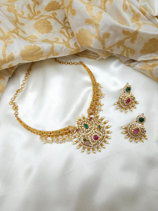 Aarvi goldplated contemporary hasli Necklace set