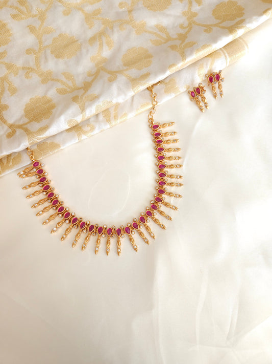 Aarvi goldplated contemporary hasli Necklace set