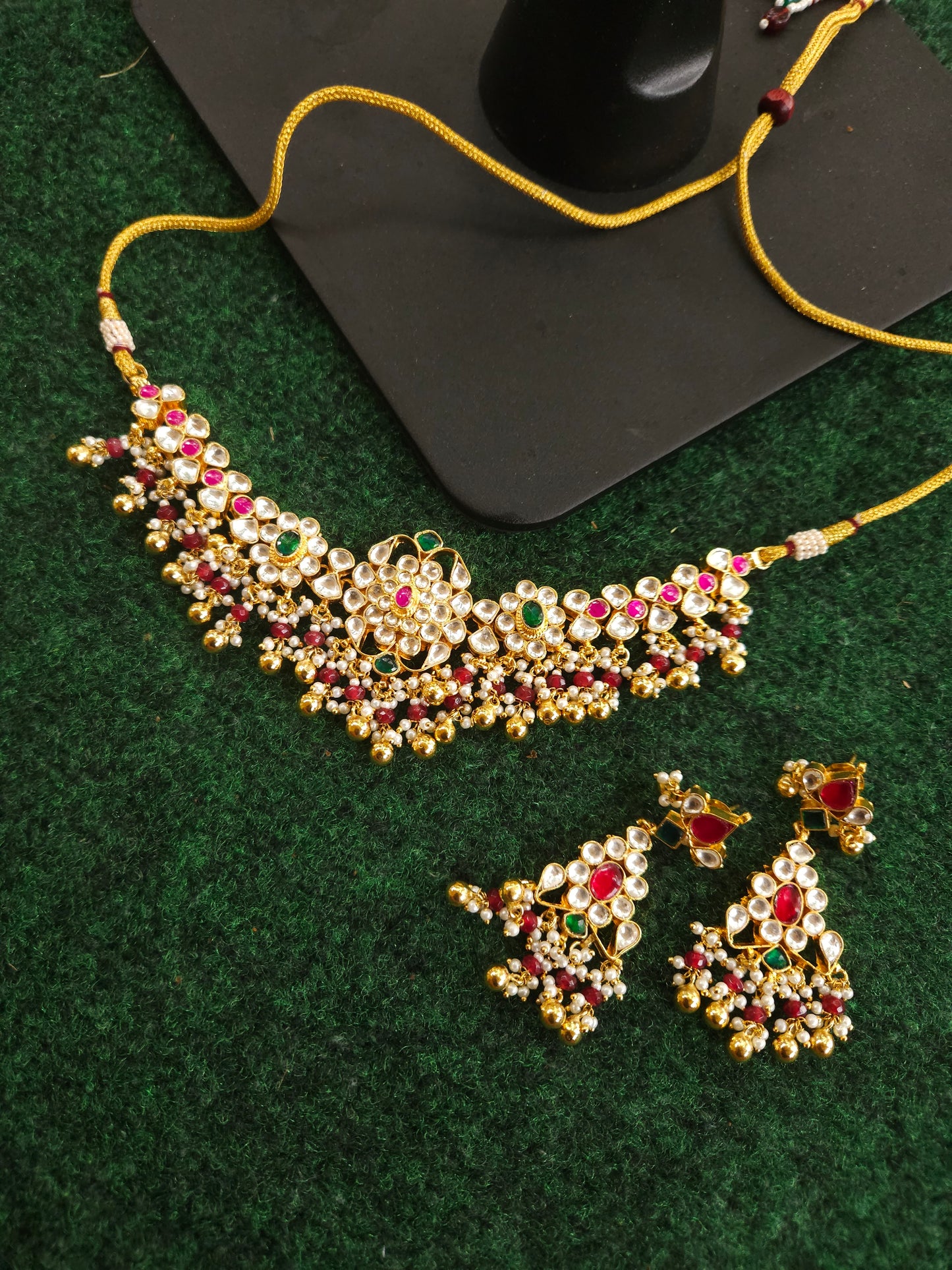 Aanshi pachi kundan choker necklace set