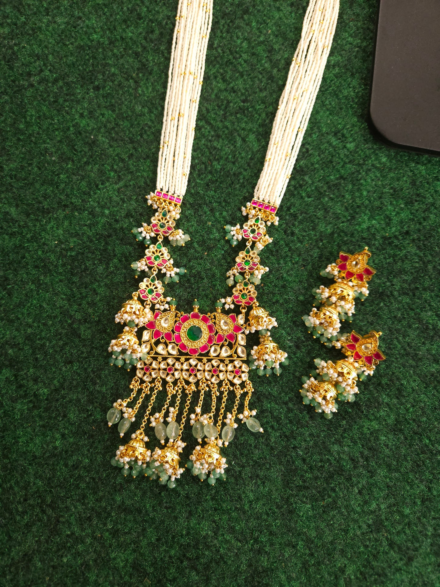 Aanshi pachi kundan necklace set