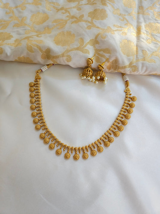 Aarvi goldplated contemporary hasli Necklace set