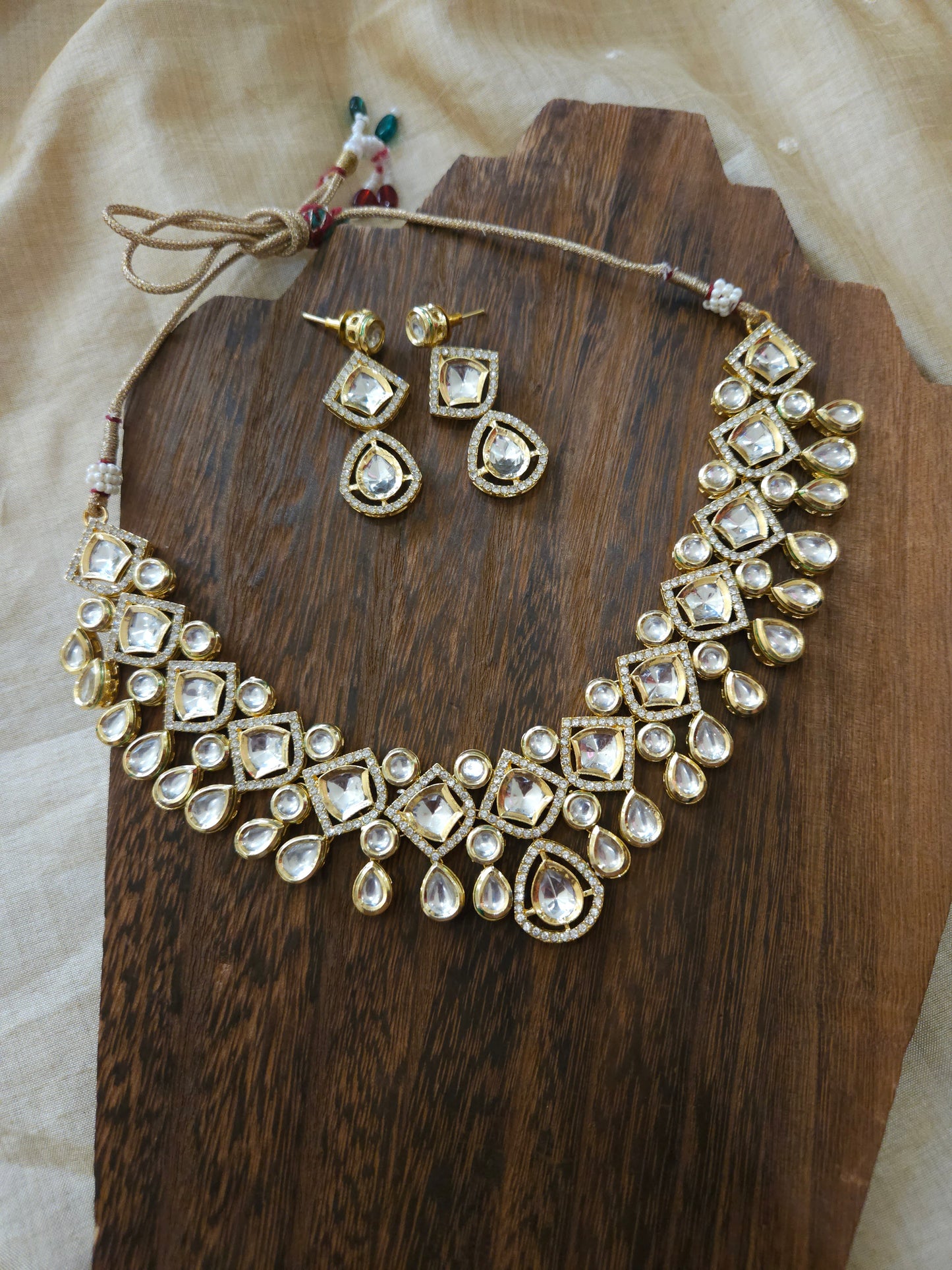 Aarvi kundan necklace set