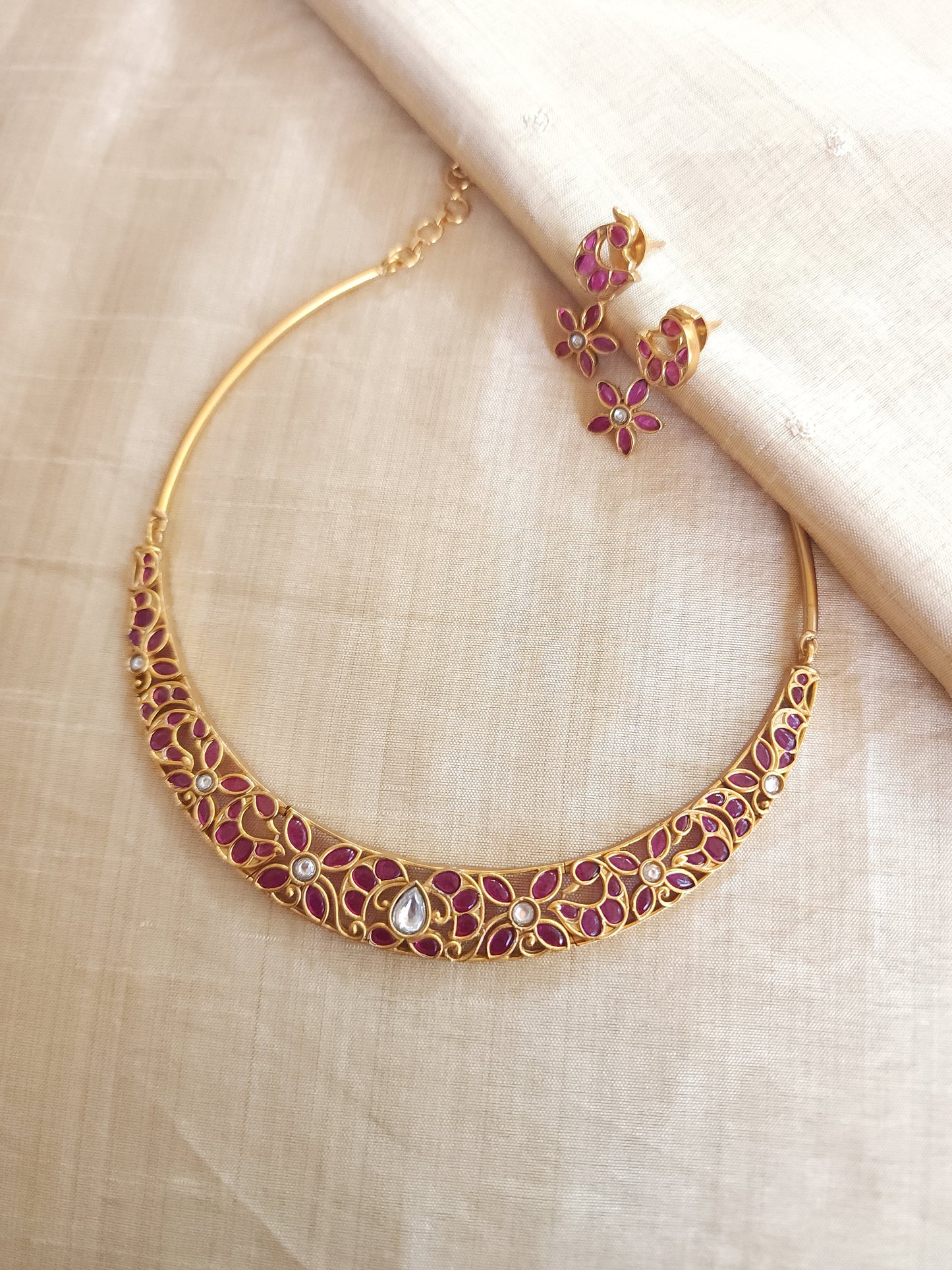 Aarvi goldplated contemporary hasli Necklace set