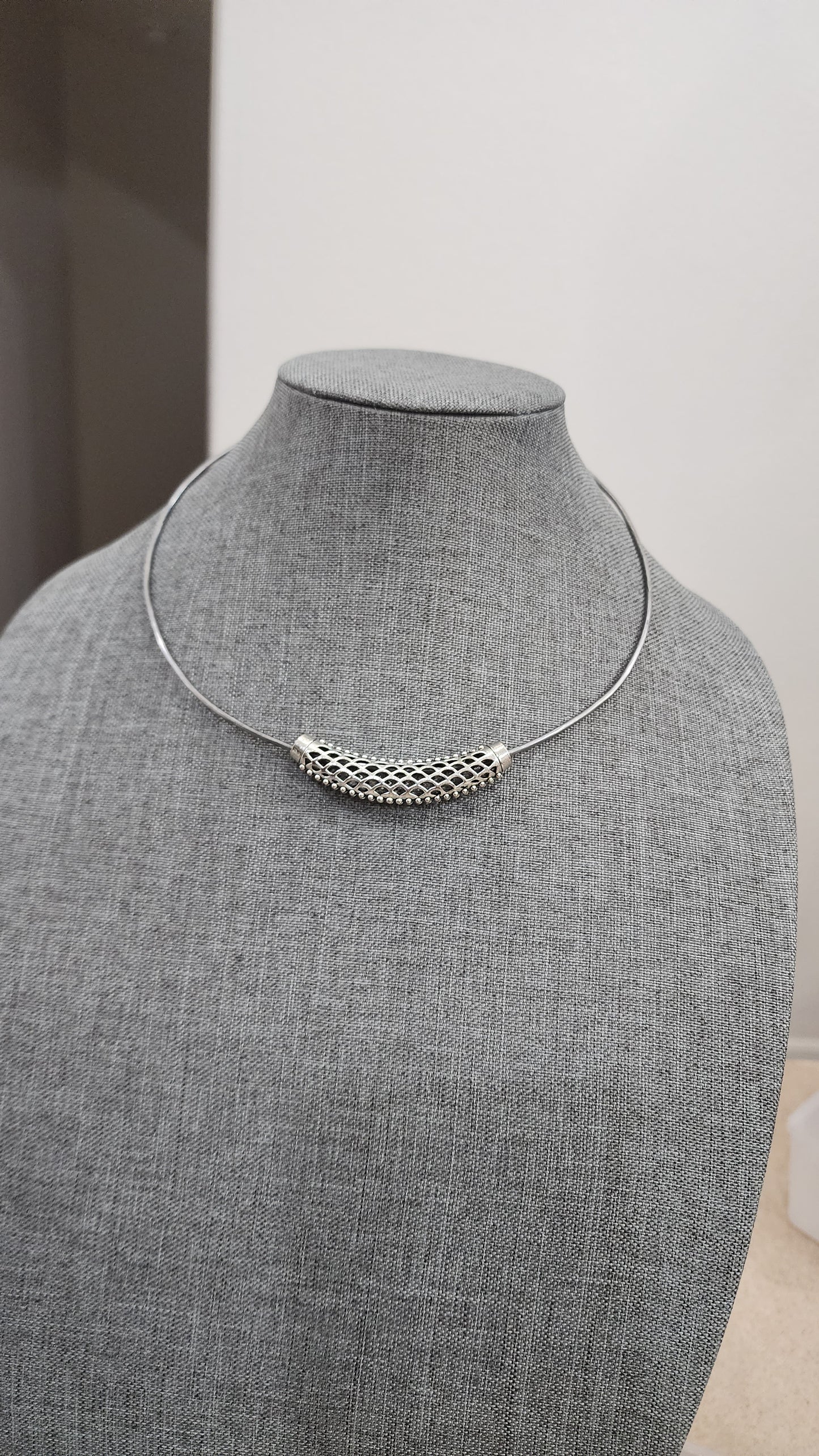 Simple hasli pendant necklace