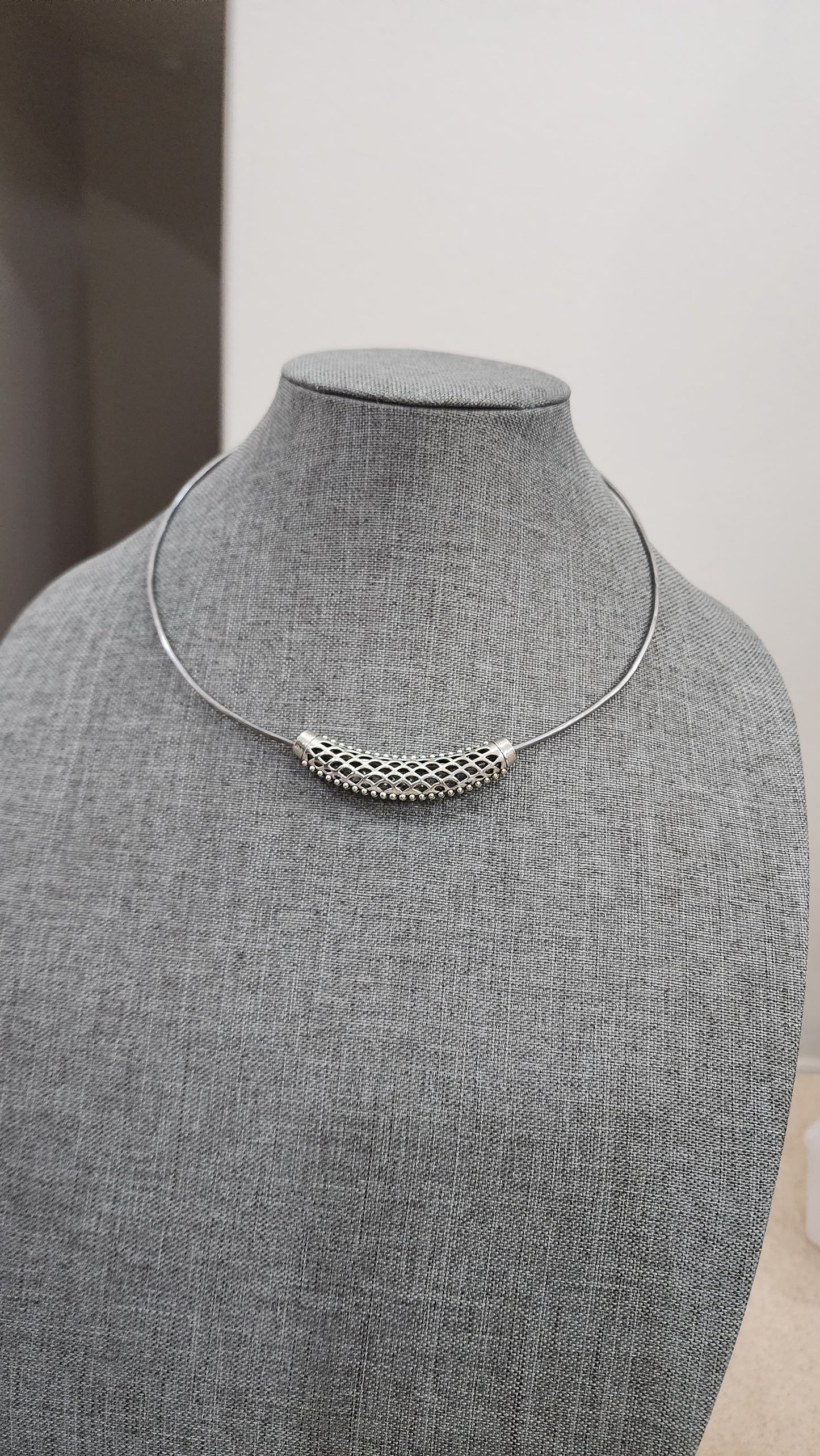 Simple hasli pendant necklace