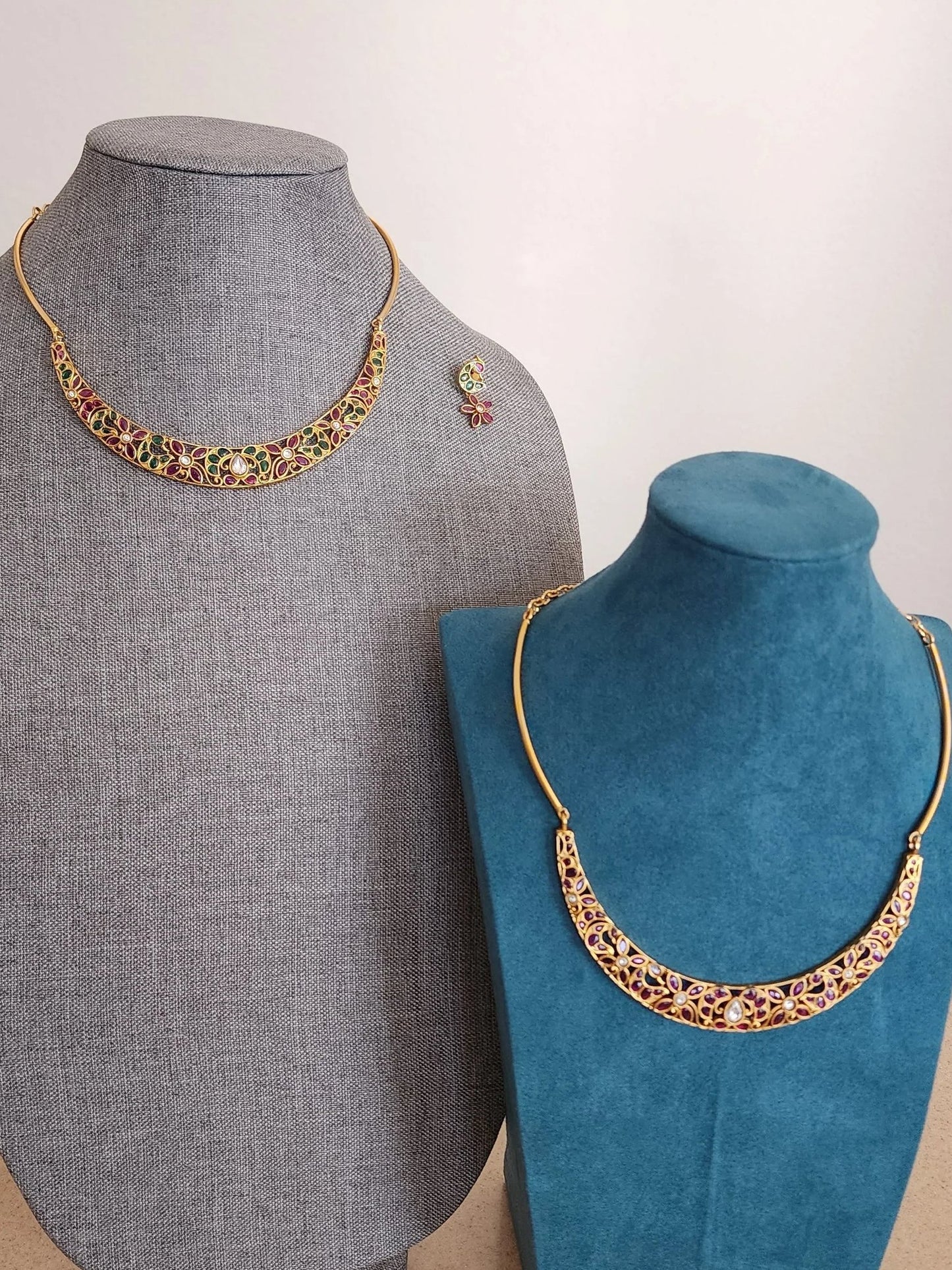 Aarvi goldplated contemporary hasli Necklace set