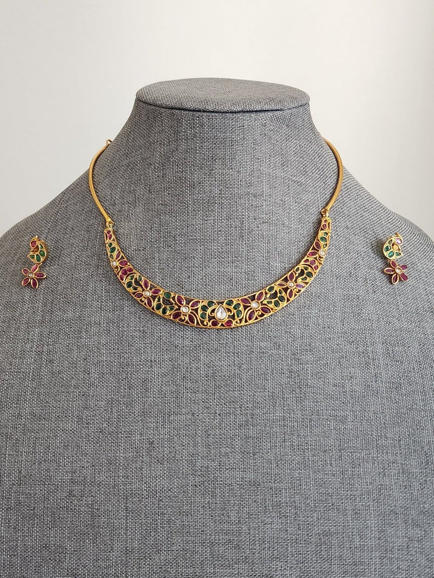 Aarvi goldplated contemporary hasli Necklace set