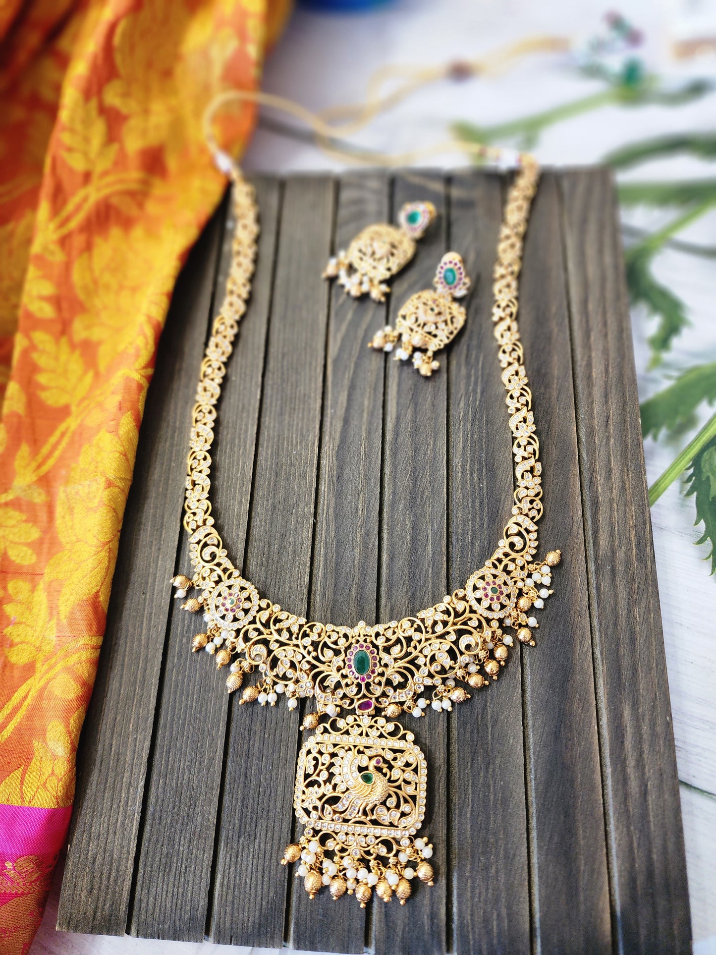 Beaded goldplated statement necklace set